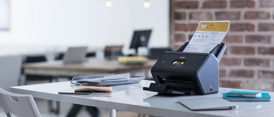 Scanner de documents Brother dans un bureau