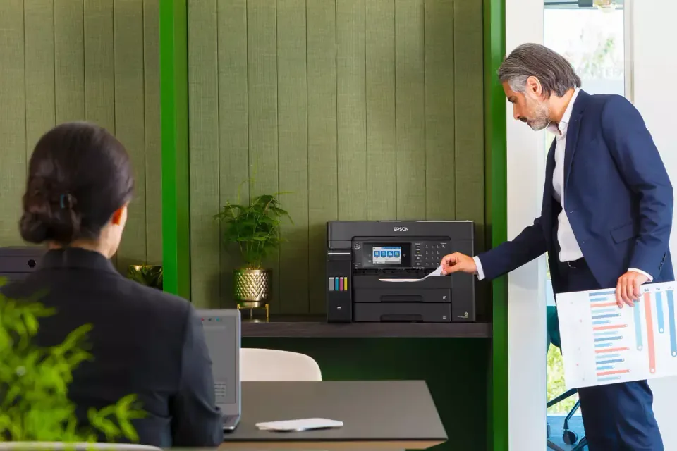 Imprimante Epson EcoTank utilisée dans un petit bureau