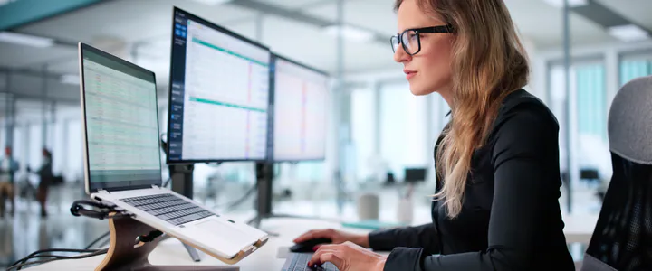 Poste de travail professionnel avec support pour ordinateur portable et plusieurs écrans