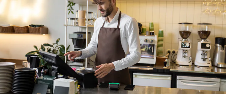 Barista utilisant un système d’encaissement professionnel
